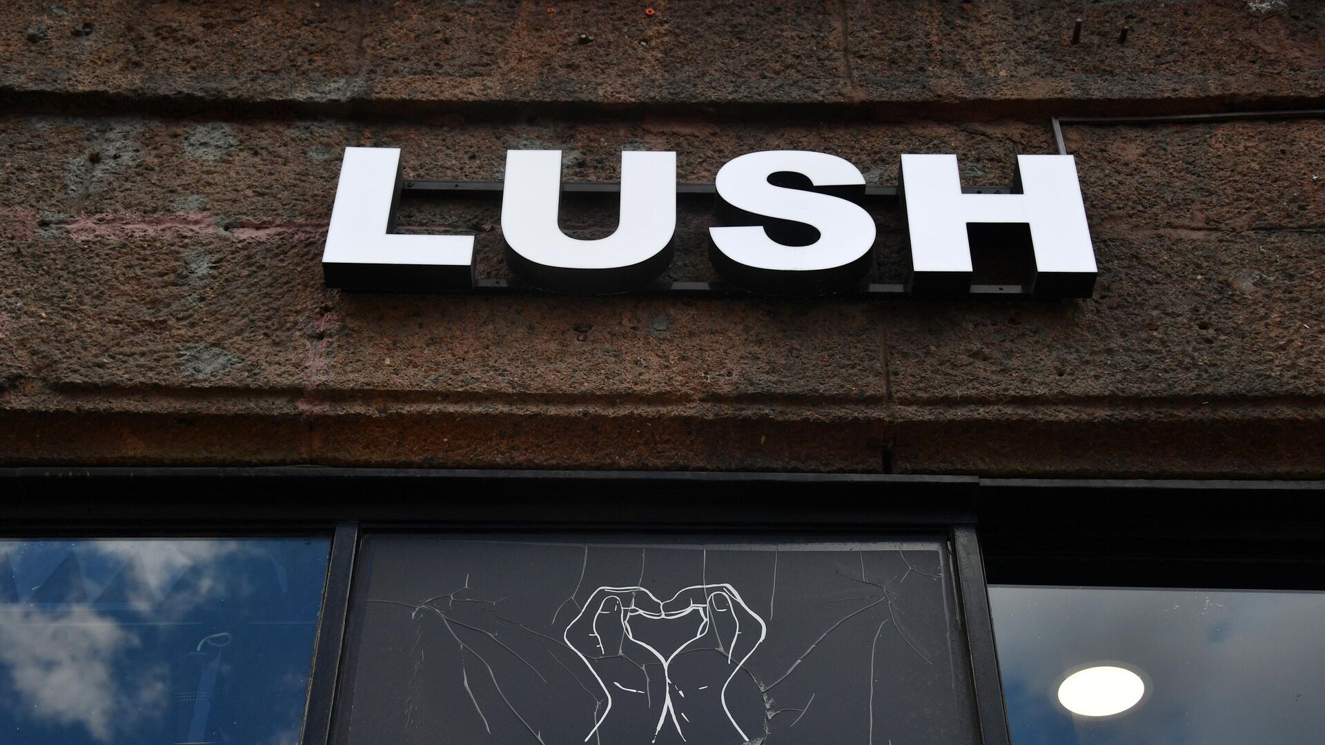 Вывеска магазина косметической сети Lush в Москве - РИА Новости, 1920, 05.12.2022