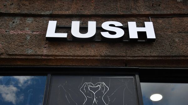 Вывеска магазина косметической сети Lush в Москве