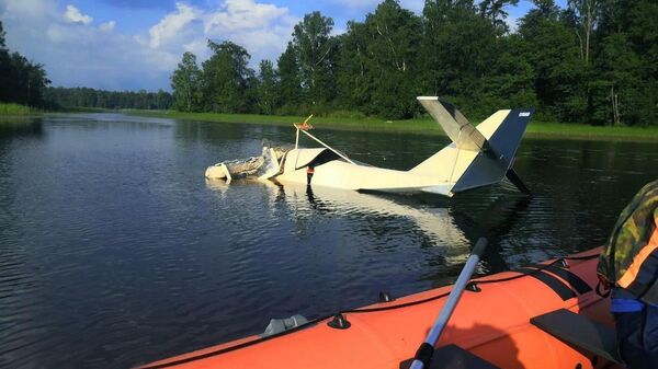 Гидросамолет, совершивший жесткую посадку на озеро Вуокса в Ленинградской области