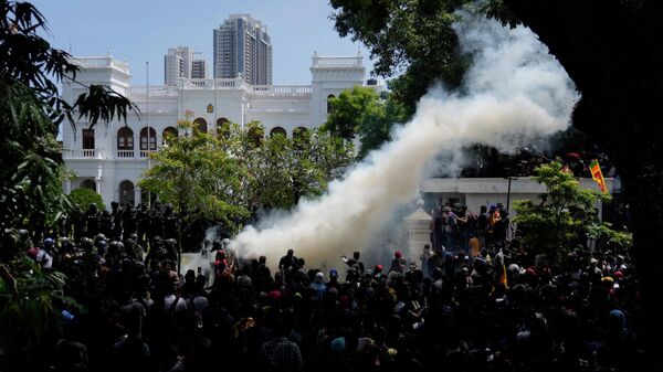 Протестующие у резиденции премьер-министра Шри-Ланки Ранила Викрамасингхе в Коломбо