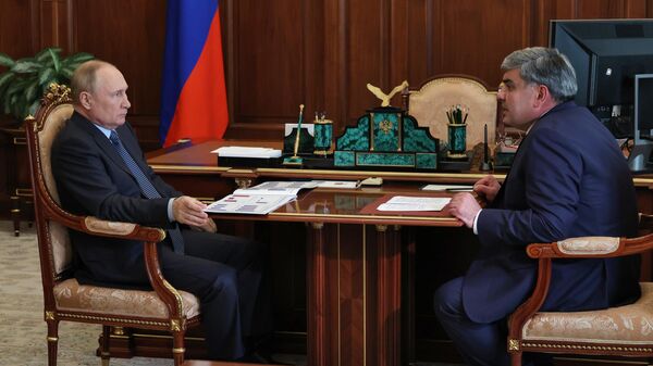 Президент РФ Владимир Путин и глава Кабардино-Балкарской Республики Казбек Коков во время встречи