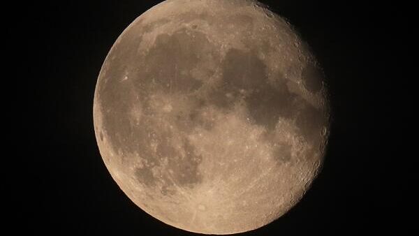 LIVE: Полная луна освещает ночное небо над Буэнос-Айресом
