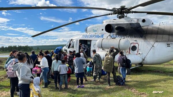 Сотрудники МЧС РФ эвакуируют людей из подтопленных районов Якутии в результате паводка