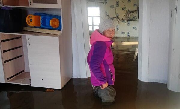 Местная жительница в своем доме на подтопленной территории села Боронук в Якутии