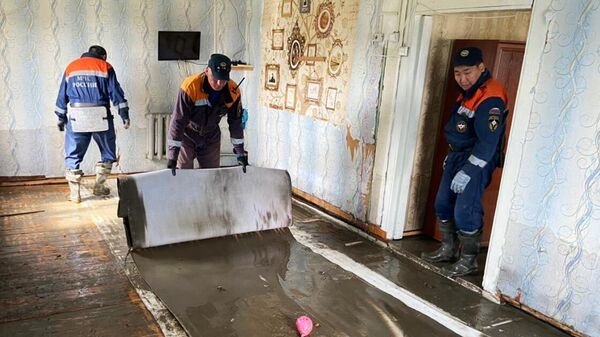 Сотрудники МЧС РФ в одном из подтопленных в результате паводка домов в Якутии