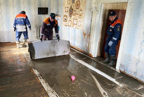 Сотрудники МЧС РФ в одном из подтопленных в результате паводка домов в селе Суордах в Якутии