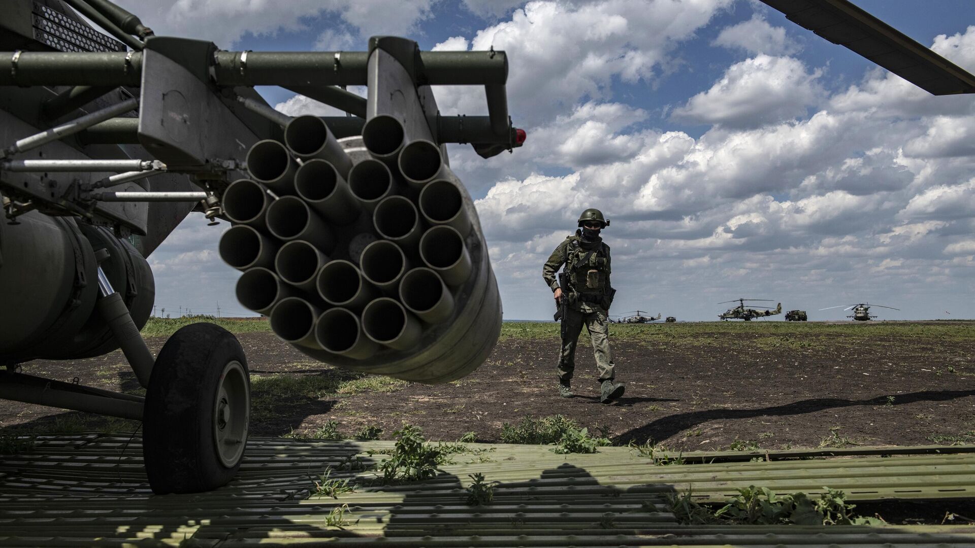 Военнослужащий у вертолета Ми-8МТВ в зоне проведения специальной военной операции - РИА Новости, 1920, 06.08.2022