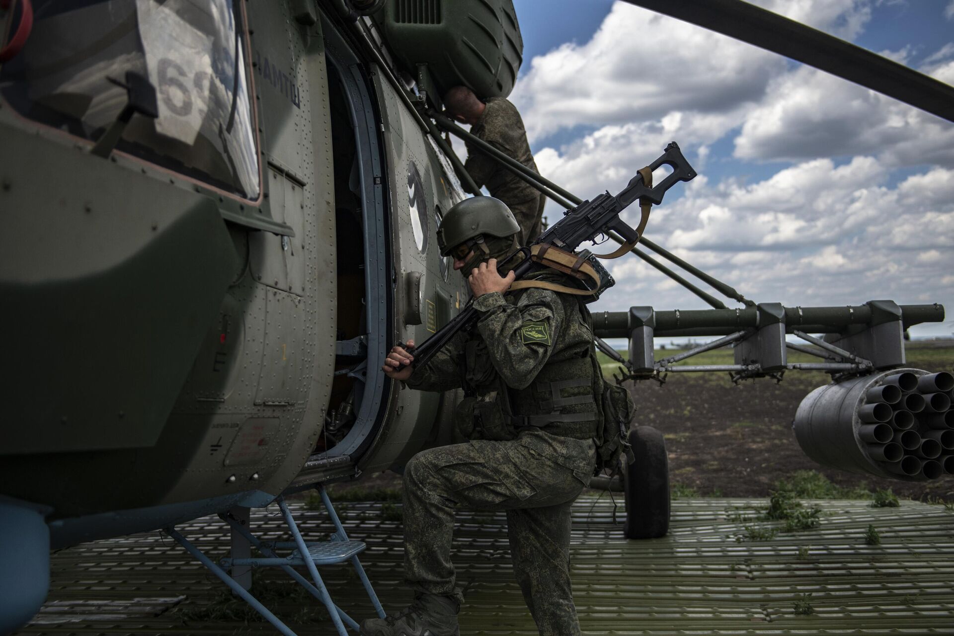 Военнослужащий у вертолета Ми-8МТВ на полевом аэродроме в зоне проведения специальной военной операции - РИА Новости, 1920, 12.08.2022