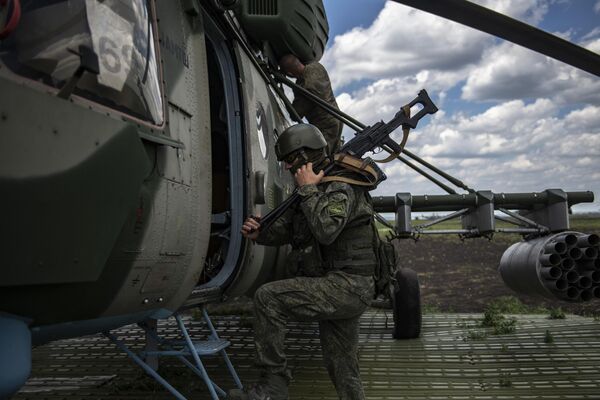 Военнослужащий у вертолета Ми-8МТВ на полевом аэродроме в зоне проведения специальной военной операции