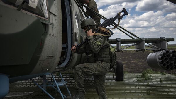 Военнослужащий у вертолета Ми-8МТВ на полевом аэродроме
