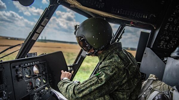 Военный летчик в кабине вертолета Ми-8МТВ на полевом аэродроме в зоне проведения специальной военной операции