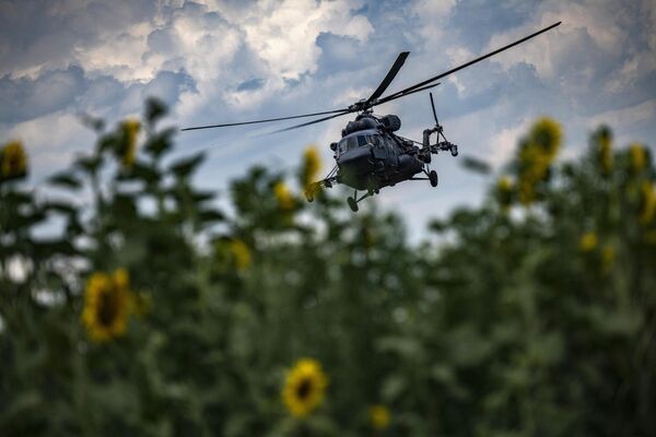 Вертолет Ми-8МТВ пролетает над полевым аэродромом в зоне проведения специальной военной операции