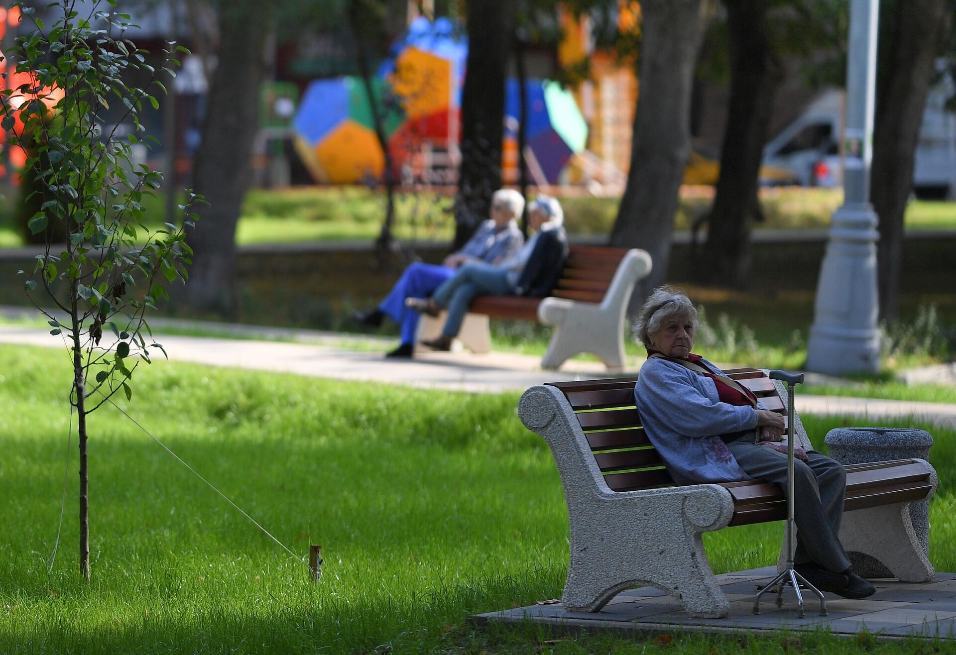 Отдыхающие в сквере на улице Флотская в Москве - РИА Новости, 1920, 30.05.2024