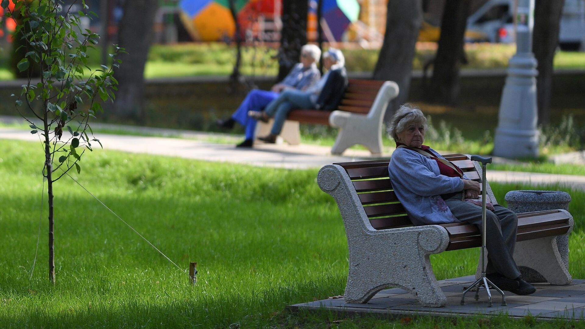 Отдыхающие в сквере на улице Флотская в Москве - РИА Новости, 1920, 28.07.2022