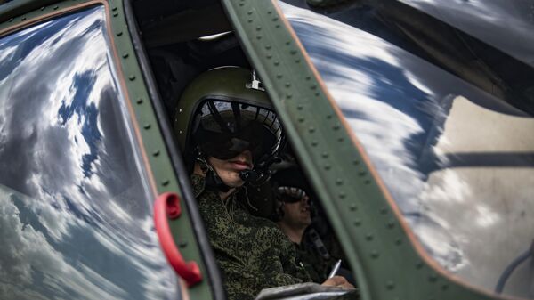 Военные летчики в кабине вертолета Ми-8МТВ на полевом аэродроме в зоне проведения специальной военной операции