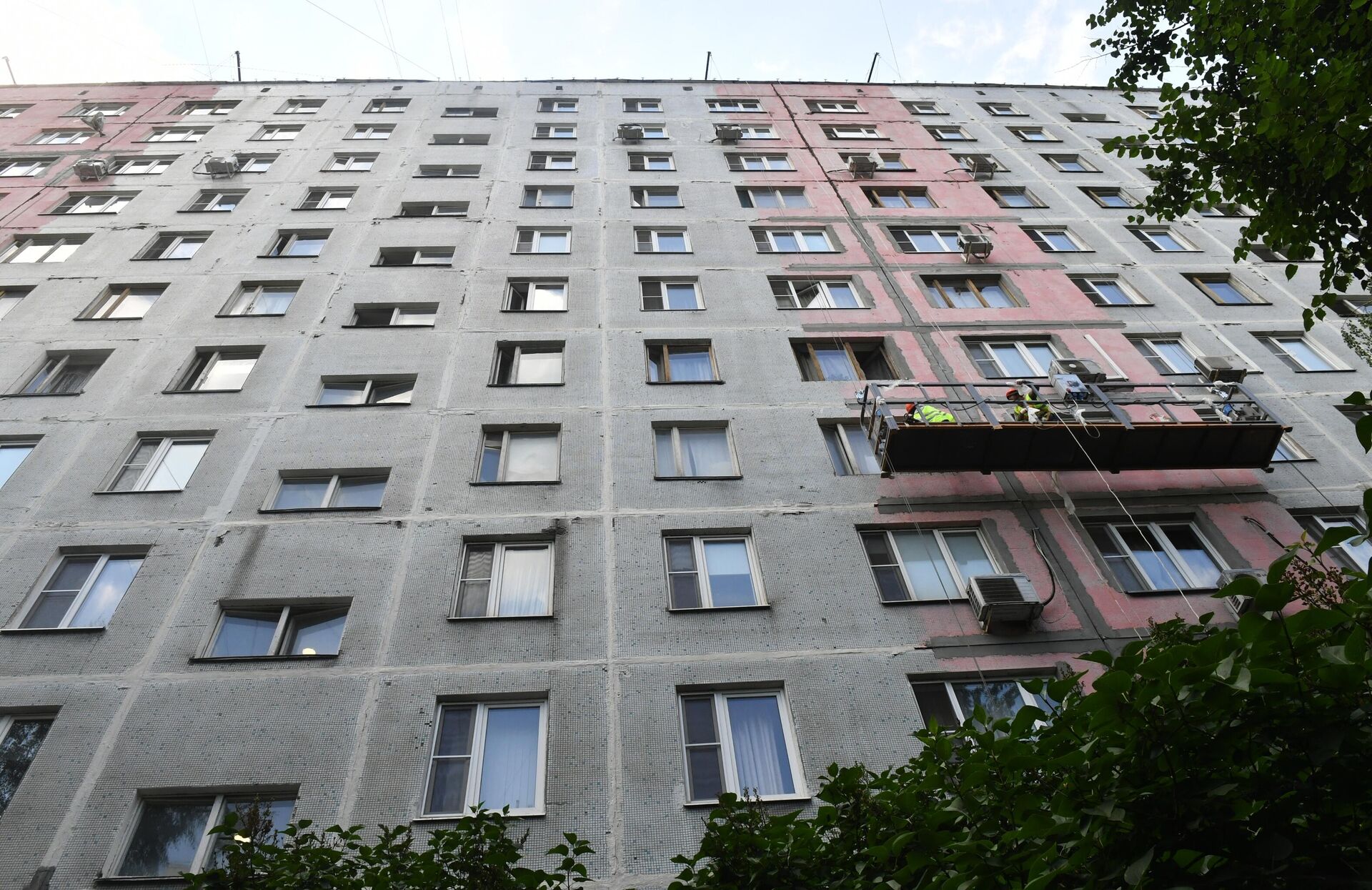 Рабочие во время восстановления фасада одного из самых длинных жилых домов Москвы по адресу Россошанская 1к1 - РИА Новости, 1920, 14.07.2022