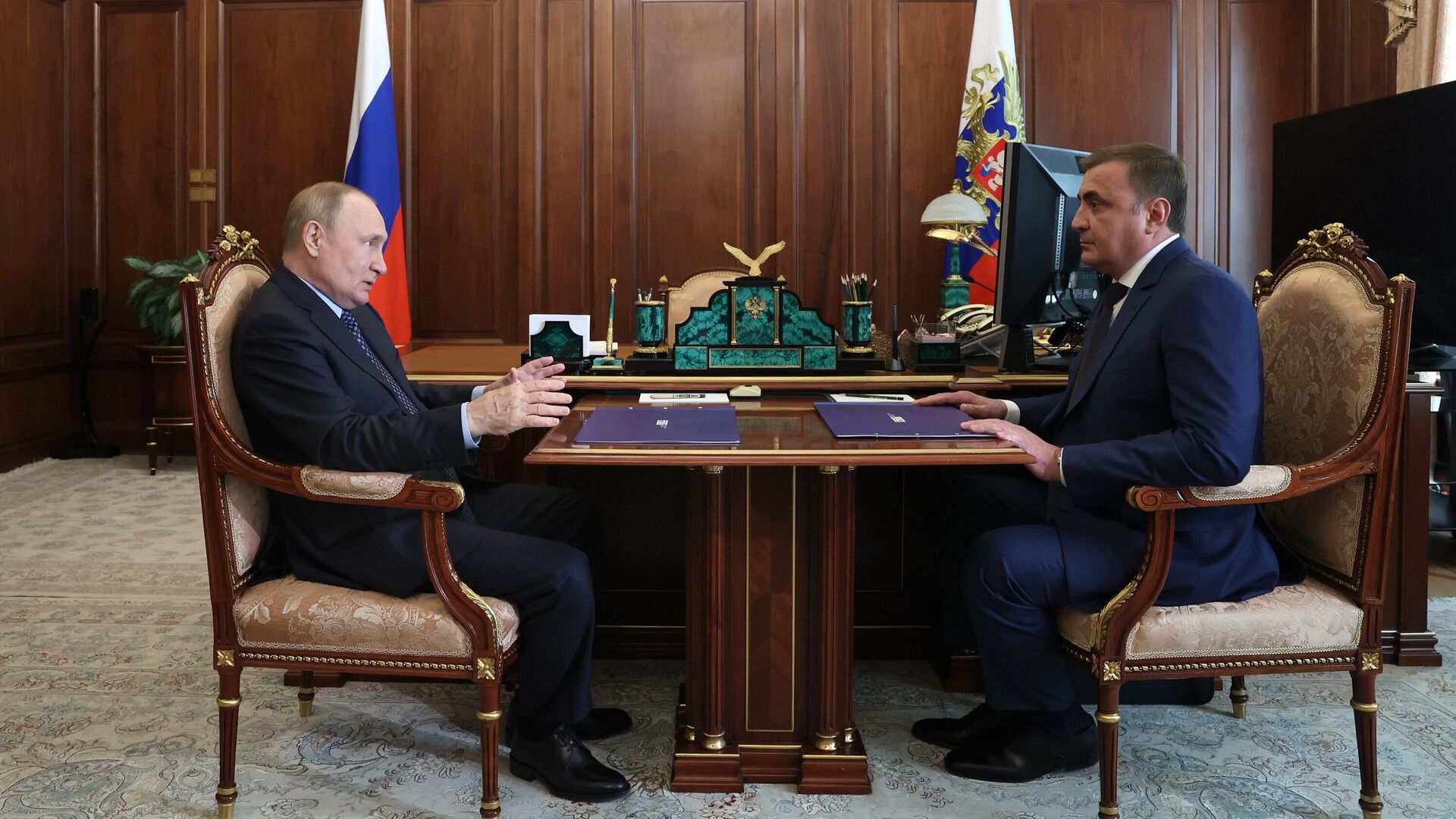 Президент РФ Владимир Путин и губернатор Тульской области Алексей Дюмин (справа) во время встречи0