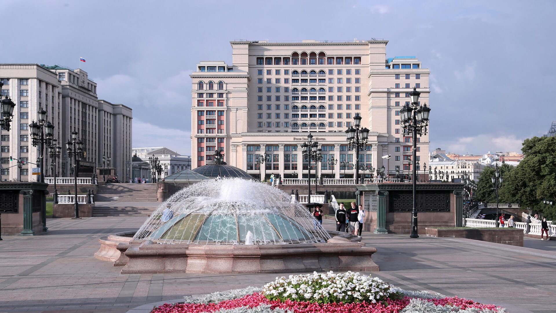 Манежная площадь в Москве. На дальнем плане в центре гостиница Four Seasons Hotel Moscow - РИА Новости, 1920, 13.11.2024