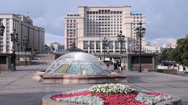 Манежная площадь в Москве. На дальнем плане в центре — гостиница Four Seasons