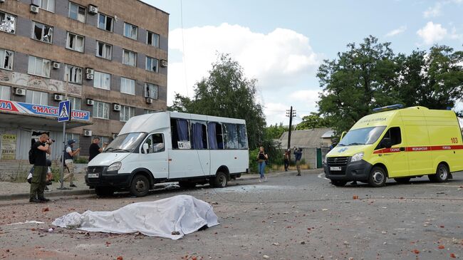 Последствия обстрела ВСУ центра Донецка