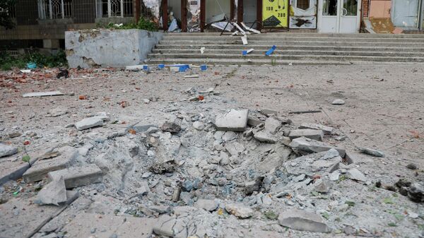 Воронка от взрыва перед домом после обстрела ВСУ жилых районов Донецка. Архивное фото