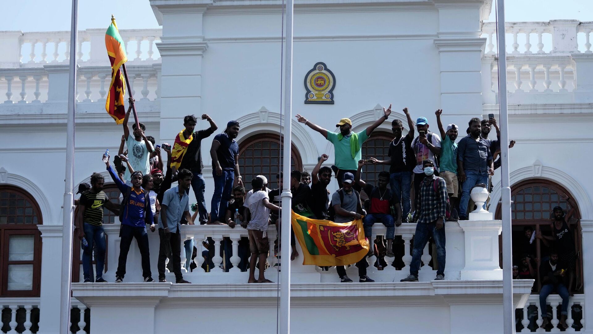 Протестующие на крыше офиса премьер-министра Ранила Викрамесингхе в Коломбо, Шри-Ланка - РИА Новости, 1920, 15.07.2022