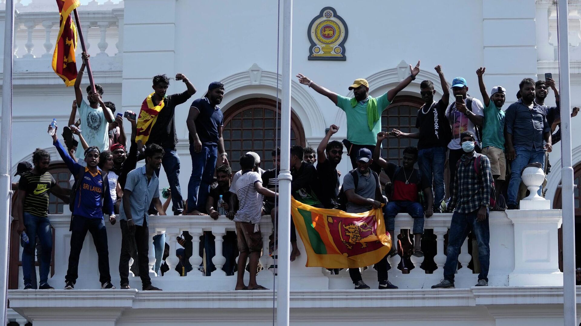 Протестующие на крыше офиса премьер-министра Ранила Викрамесингхе в Коломбо, Шри-Ланка - РИА Новости, 1920, 15.07.2022