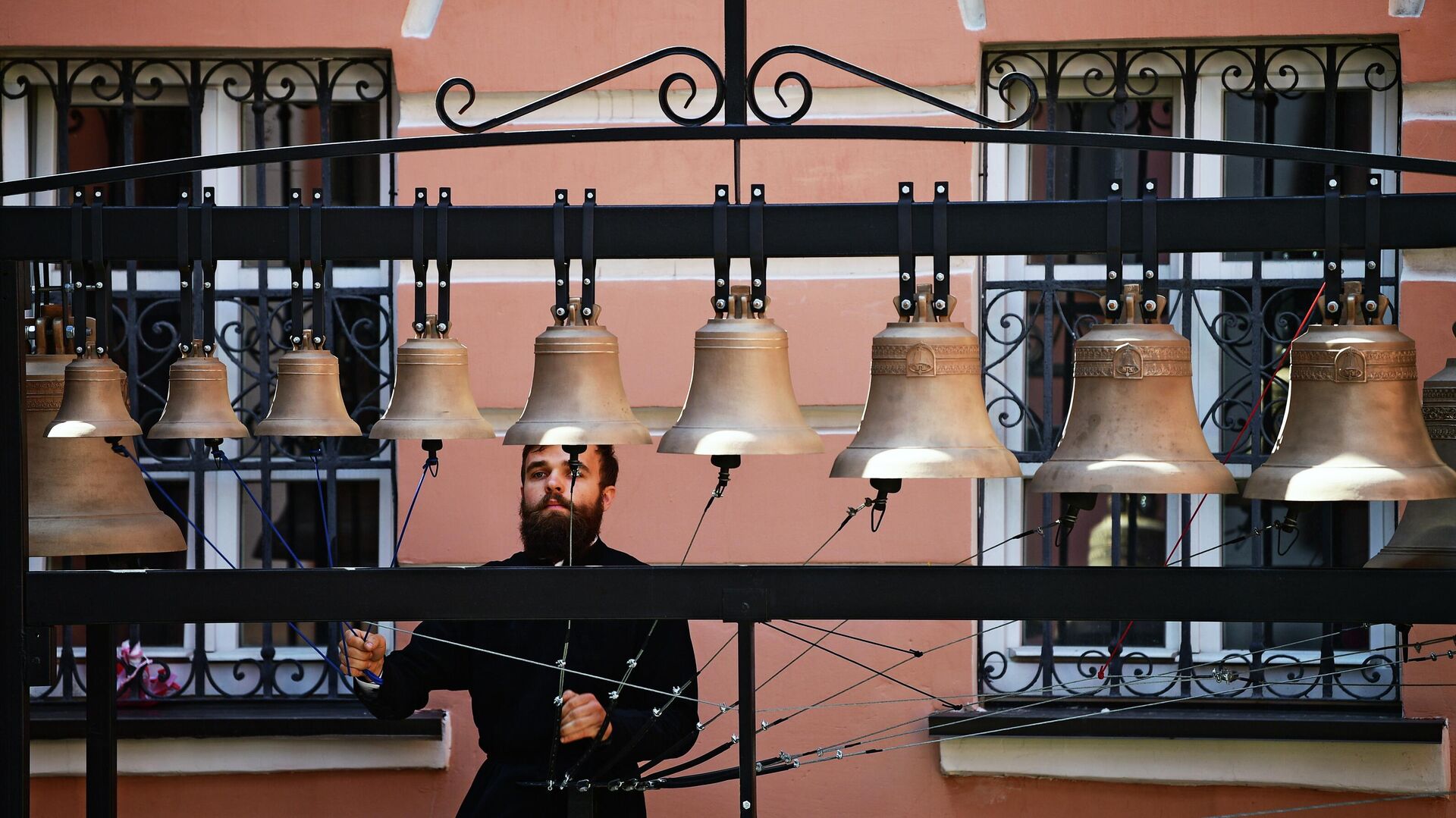 Звонарь звонит в колокола в церкви - РИА Новости, 1920, 10.07.2023