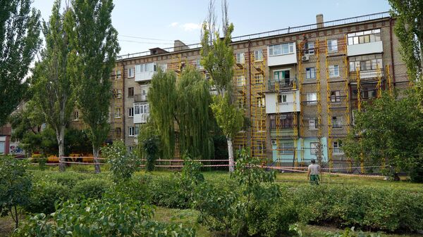 Ремонт фасада жилого многоквартирного дома бригадами из РФ в квартале им. Гаевого в Луганске