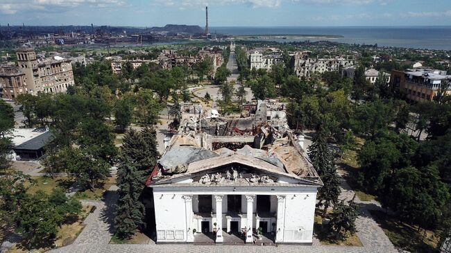 Разрушенное здание Донецкого академического областного драматического театра в Мариуполе