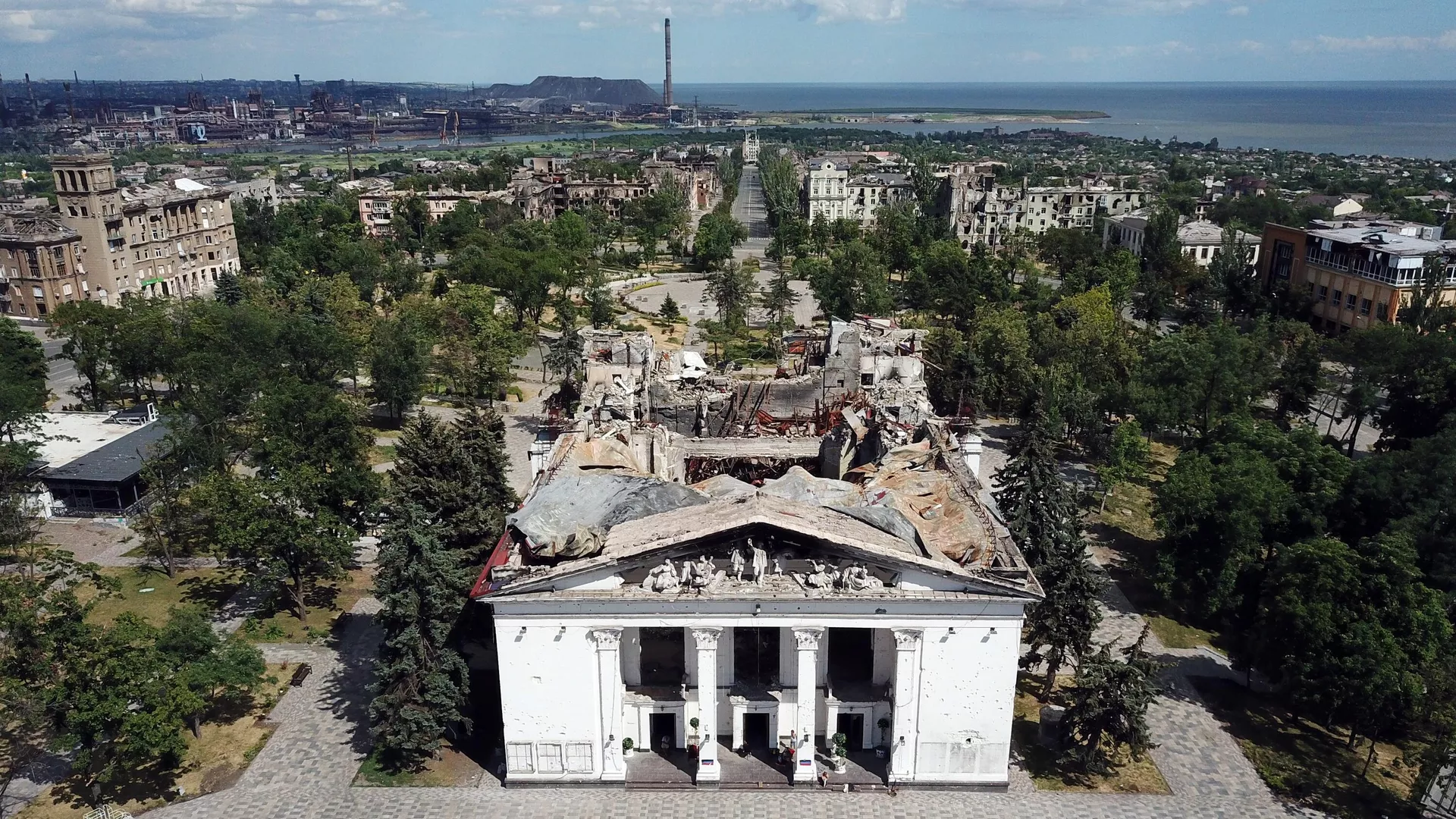 Разрушенное здание Донецкого академического областного драматического театра в Мариуполе - РИА Новости, 1920, 15.02.2023