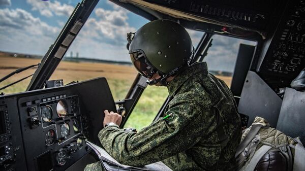 Военный летчик в кабине вертолета Ми-8МТВ на полевом аэродроме в зоне проведения специальной военной операции
