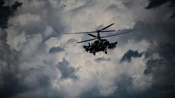 Вертолет Ка-52 пролетает над полевым аэродромом в зоне проведения специальной военной операции