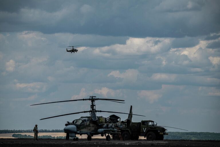 Вертолет Ка-52 на полевом аэродроме в зоне проведения специальной военной операции