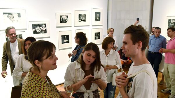 Посетители на выставке Андрей Тарковский. Кино как молитва в Москве