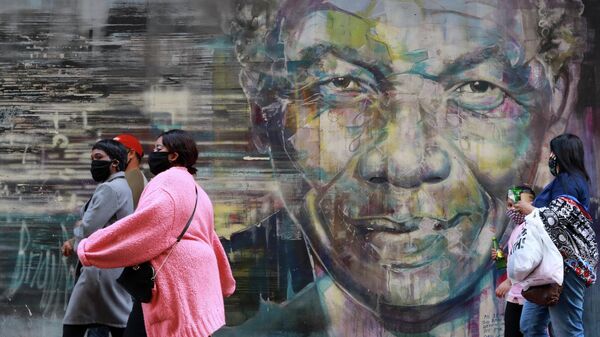 Граффити с изображением бывшего президента Нельсона Манделы в Кейптауне, Южная Африка