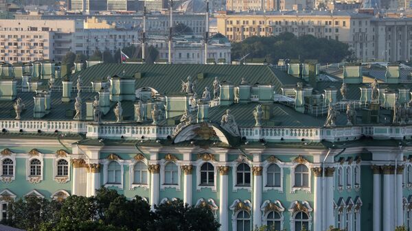 Вид на Зимний дворец с колоннады Исаакиевского собора в Санкт-Петербурге
