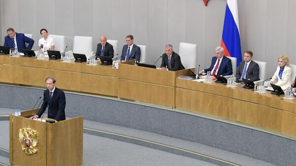 Министр промышленности и торговли РФ Денис Мантуров выступает на внеочередном заседании Госдумы РФ в Москве
