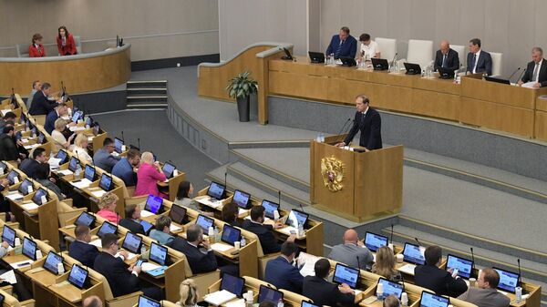 Министр промышленности и торговли РФ Денис Мантуров выступает на внеочередном заседании Госдумы РФ в Москве