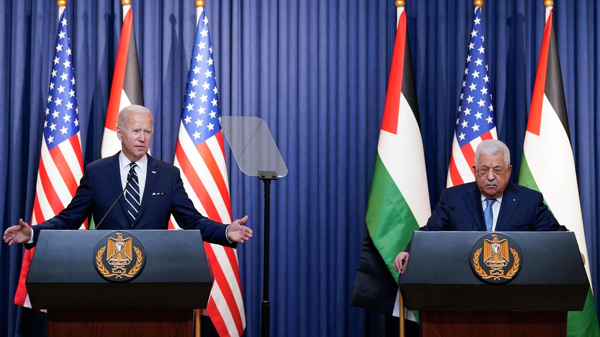 Президент США Джо Байден и лидер Палестины Махмуд Аббас во время совместной пресс-конференции в Вифлееме. 15 июля 2022 - РИА Новости, 1920, 15.07.2022