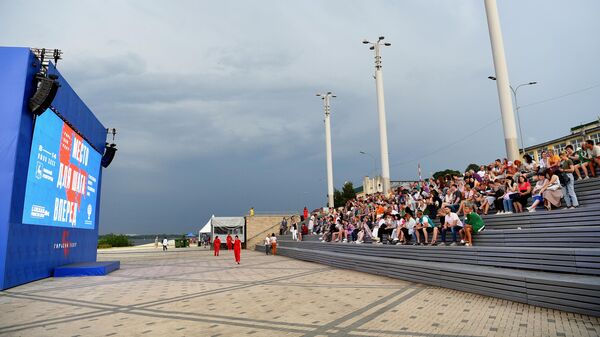 Зрители на открытии летнего кинотеатра в рамках VI фестиваля нового российского кино Горький fest 