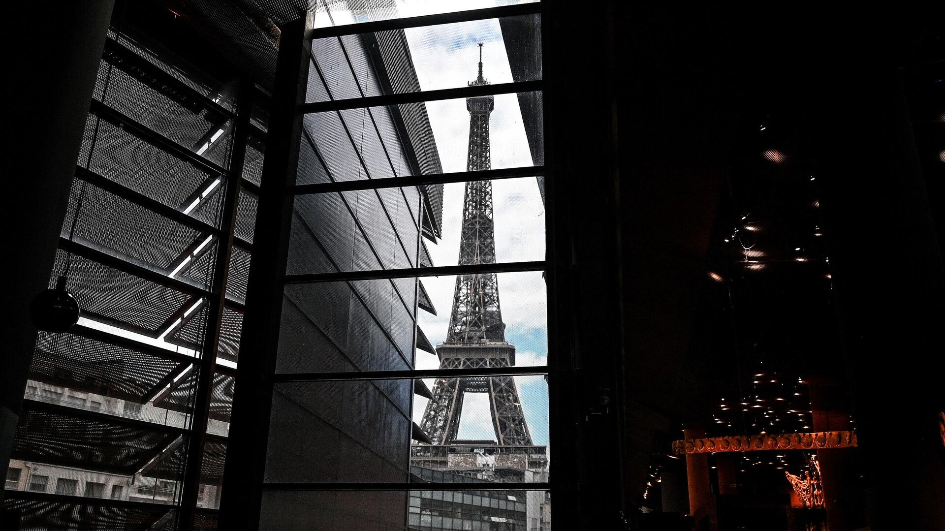 Вид на Эйфелеву башню в Париже  - РИА Новости, 1920, 16.07.2022
