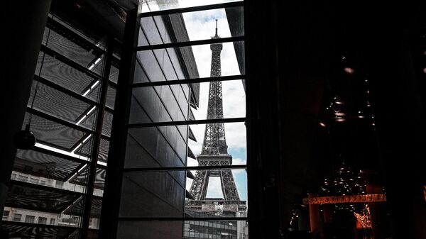 Вид на Эйфелеву башню в Париже 