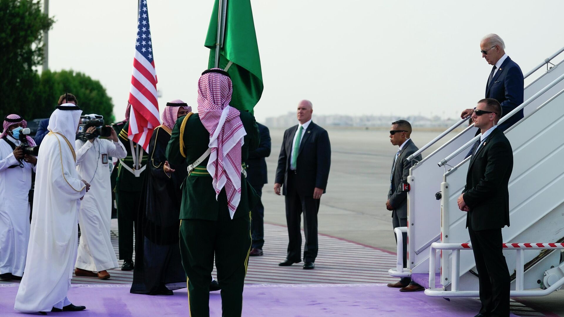 Президент США Джо Байден в Международном аэропорту имени короля Абдул-Азиза в Саудовской Аравии - РИА Новости, 1920, 17.10.2022