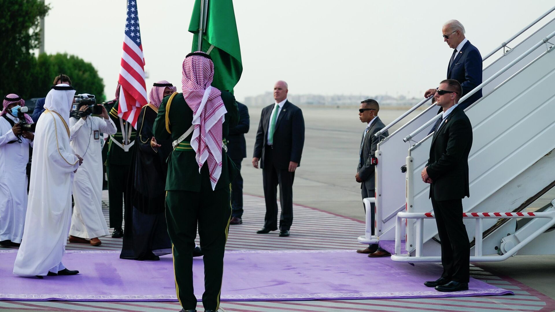 Президент США Джо Байден в Международном аэропорту имени короля Абдул-Азиза в Саудовской Аравии - РИА Новости, 1920, 17.07.2022