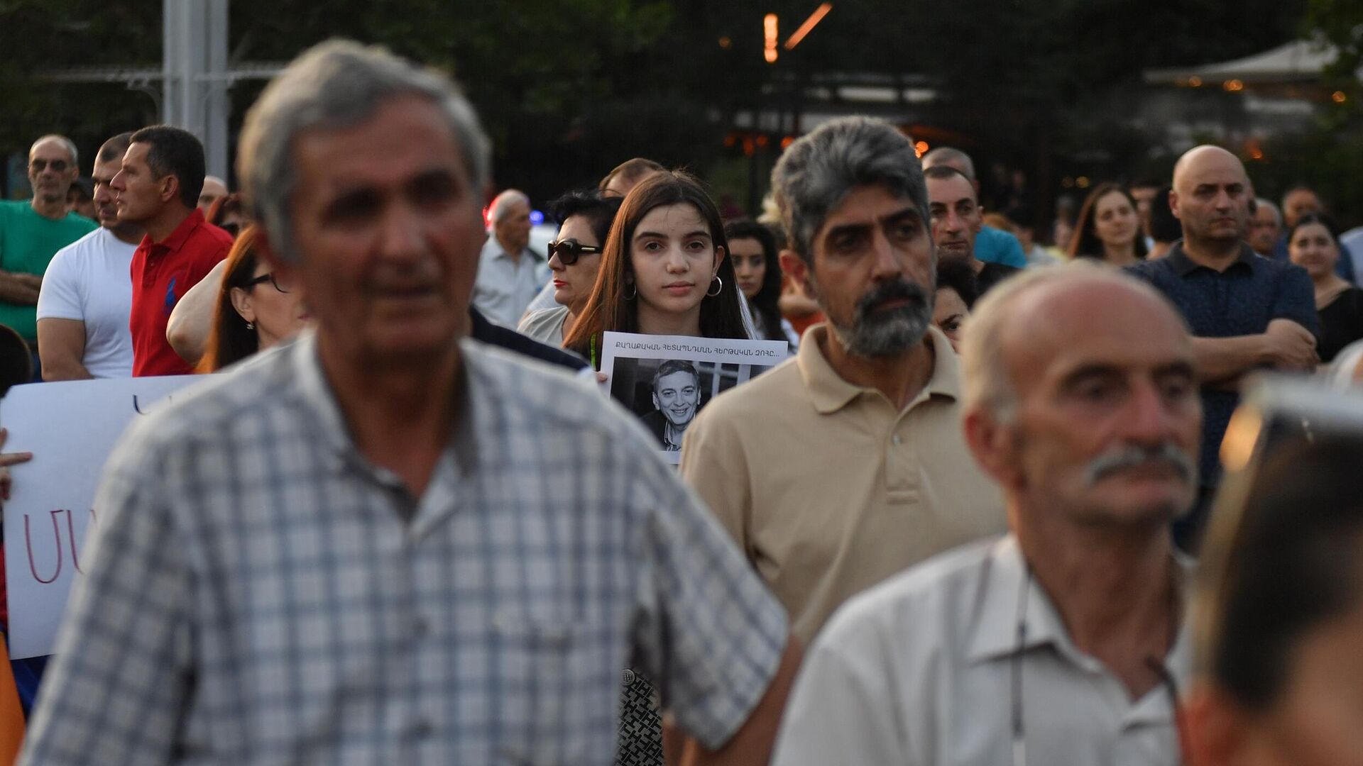 Участники митинга оппозиции, посвященного умершему кинопродюсеру Армену Григоряну в рамках акции Сопротивление на площади Франции в Еревaне - РИА Новости, 1920, 15.07.2022