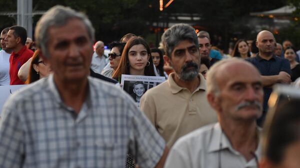 Участники митинга оппозиции, посвященного умершему кинопродюсеру Армену Григоряну в рамках акции Сопротивление на площади Франции в Еревaне