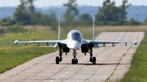 Посадка на аэродром истребителя-бомбардировщика ВКС России Су-34, задействованного в специальной военной операции