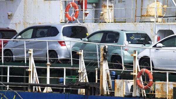 Паром с поддержанными японскими автомобилями в порту Владивостока