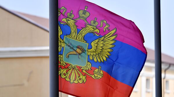Над администрацией Купянска подняли флаг с двуглавым орлом